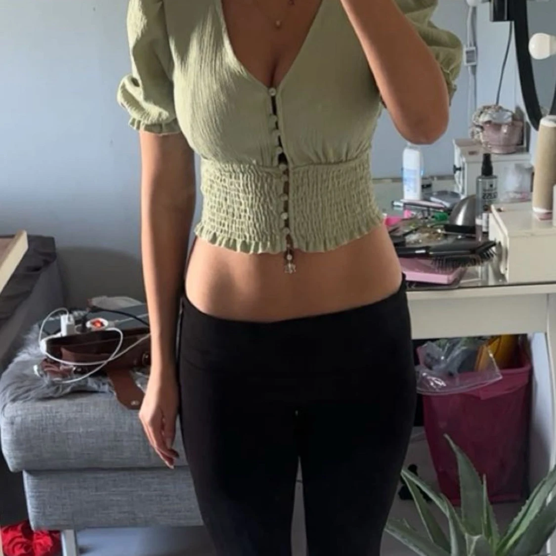 Ljusgrön croppad blus från Monki