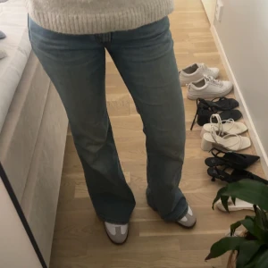 Low waist  jeans  - Low waist flare jeans från Levis i storlek W 24💕 är i mycket bra skick 💕är lite osäker på längden men 32 eller 34 (jag är 165cm lång) 