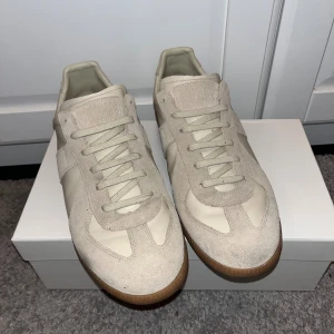  Maison Margiela GATS - Säljer dessa stilrena Maison Margiela GATS. Perfekta för dig som vill ha ett par fräsha skor till vintern. Priset är inte hugget i sten. 