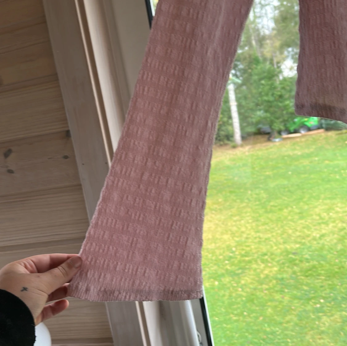 Ljusrosa långärmad topp med asymmetrisk kant - 1