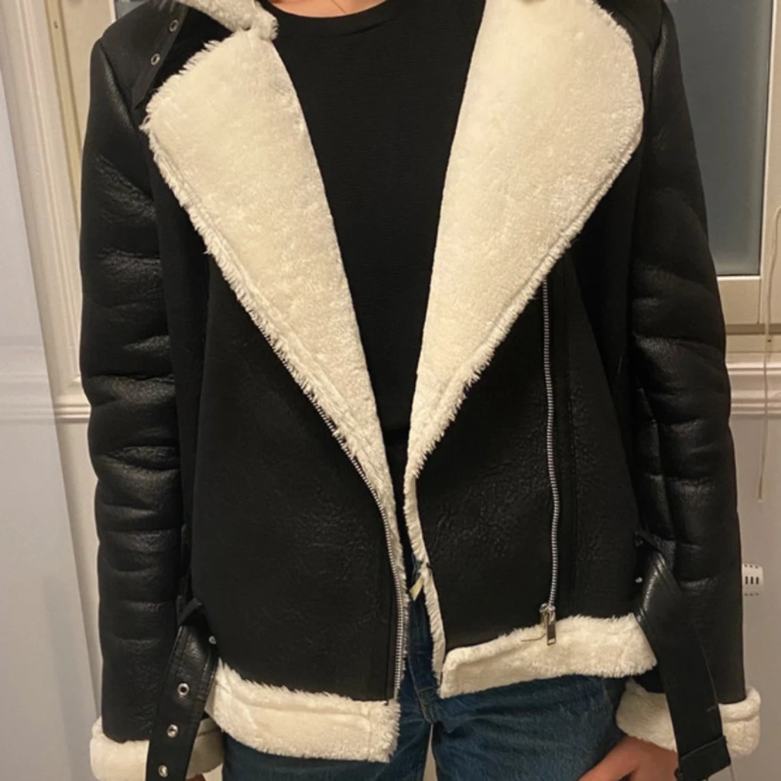 Svart skinn jacka med vit fuskpäls inuti