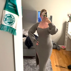 Grå ribbstickad långklänning Cider - Supersnygg grå ribbstickad långklänning från Cider med smala axelband och tillhörande bolero. Klänningen har en figurnära passform och en slits på sidan. Storlek XS men passar mig som vanligtvis är en S. Använd fåtal gånger !! Priset är diskuterbart vid snabb affär🩷🩷 skriv privat vid fler frågor🩷 Det är mina egna bilder 