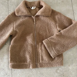 piléjacka från hm - brun, storlek xs💞