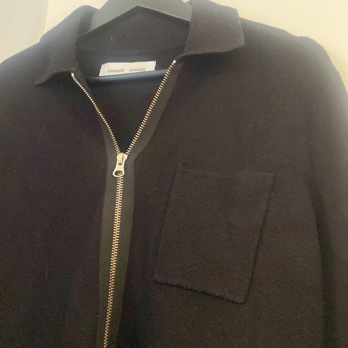 Svart kofta med dragkedja från Samsøe - 1