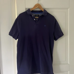 Hackett London piké  - Stilren mörkblå piké från Hackett London i storleken L (L/M). Nypris: 1450kr. Vårt pris: 149kr. Hör av er vid frågor! 