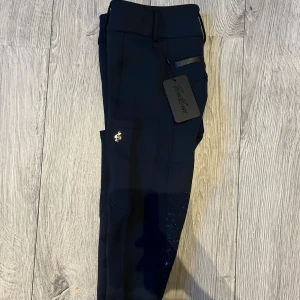 ZacZess ridbyxor  - ZacZess Bombay Deep Ocean PRO, knee grip ridbyxor storlek xxs men upplever modellen lite stor i storleken. Helt nya med lappen kvar, bara öppnad ur påsen för att fota. Nypris för bombay: 1299 kr