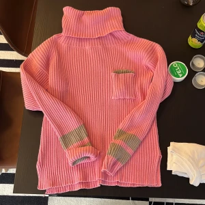 Rosa polo tröja - Supersöt tröja, perfekt till hösten!!💓🍂🍁 passar från en S till en M beroende på hur tajt man vill att den ska sitta🤗