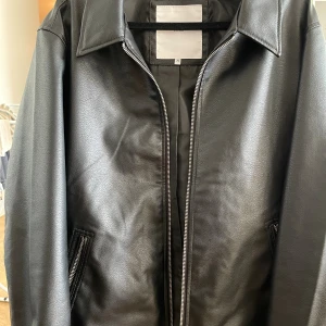 Svart skinnjacka från Jack & Jones - Säljer en svart skinnjacka från Jack & Jones i storlek M. Inte använt jackan i ens 1 vecka, säljes pga spontanköp och fel storlek. Perfekt skick