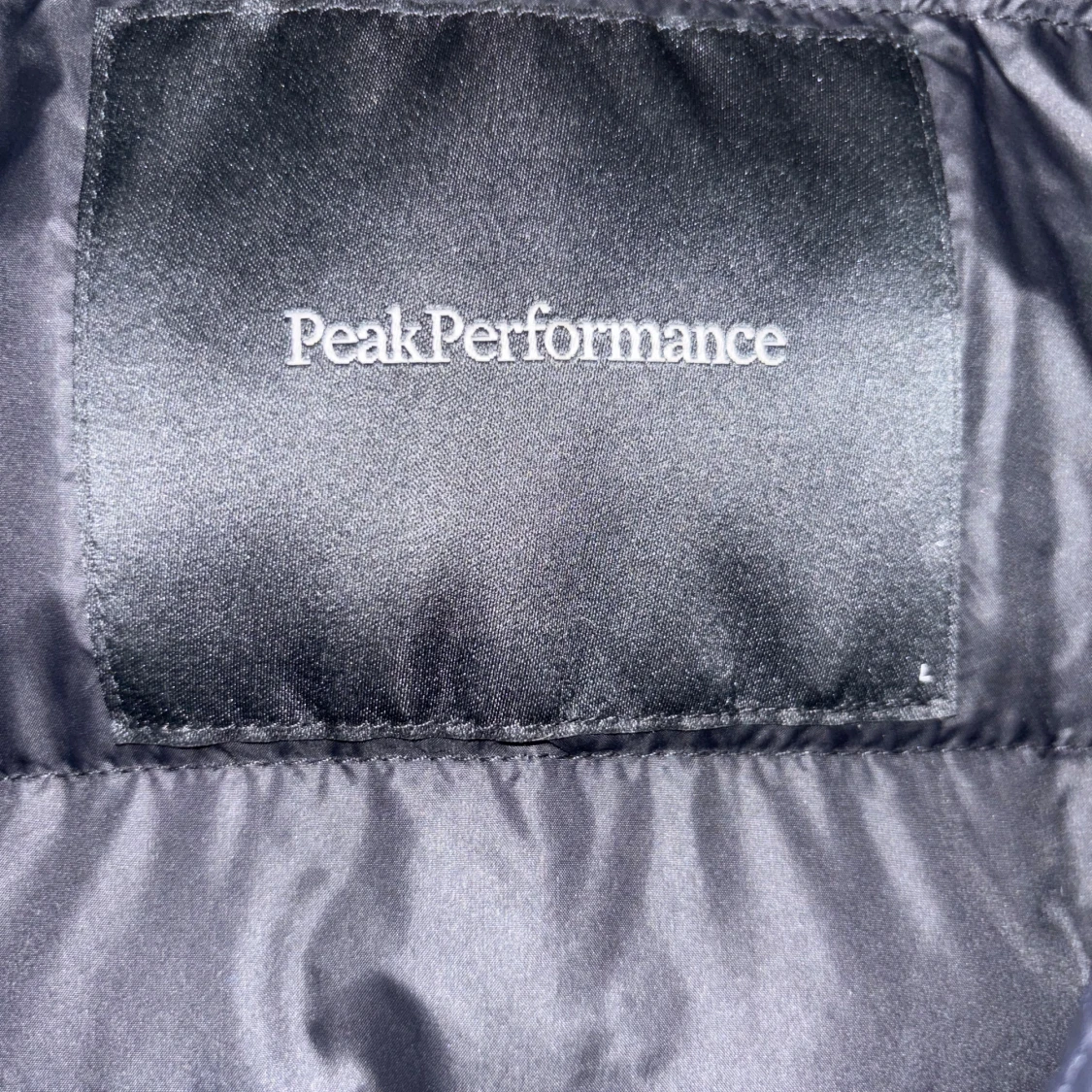 Svart dunjacka från Peak Performance  - 3