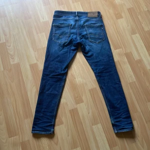 Blå Replay Willbi jeans regular slim - Säljer ett par snygga blå jeans från Replay, modell Willbi med regular slim fit. Jeansen har storlek 29W 32L. Pris kan diskuteras 