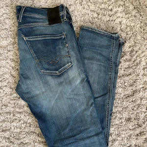 Blå Replay Anbass jeans herr - Tja, säljer ett par schyssta jeans från Replay. Storlek W30 L32 och i toppen skick. Skriv till mig vid minsta fundering. Mvh Marius 😁