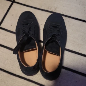 Mörk blåa loubutins  - Mörk blåa louboutins från Christian louboutins med height boosters ifall man vill ha, ganska använd har använts i en månad men är i bra skick