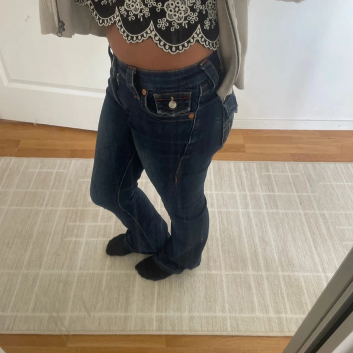 Mörkblå bootcut jeans med fickdetalj - 2