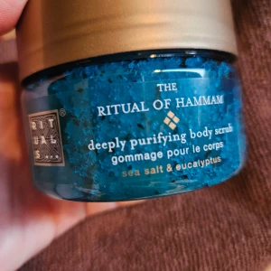 Rituals The Ritual of Hammam Body Scrub - En lyxig blå kroppsskrubb från Rituals, The Ritual of Hammam, med havssalt och eukalyptus. Kommer i en rund burk med guldfärgat lock och transparent blå plast. Perfekt för dig som vill ha en fräsch och uppfriskande känsla i duschen. Oöppnad,  Nypris 199 :- 