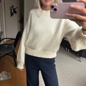 Stickad tröja - Stickad tröja i vit/krämvit färg, storlek L men passar xs-m🤍