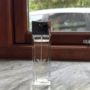 Stilren parfym från Armani - Minimalistisk parfymflaska med ikoniska Armani-loggan. Perfekt för dig som gillar klassisk och tidlös design. Volym och ingredienser framgår ej på bilden.
