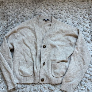 Beige kofta från Uniqlo, storlek S - Mysig kofta från Uniqlo storlek S. Använd 3 gånger, alltså som ny ❤️