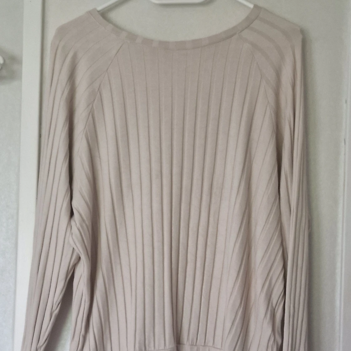 Beige ribbad tröja från Happy Holly