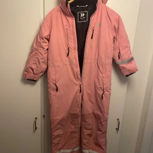 Overall barn 120 - En fin overall från lager 157 dem är hela och fläckarna är målarfärg från barnens förskolor som inte går bort kan användas som extra overall