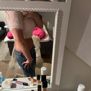 Baby rosa topp - Säljer en söt baby rosa topp som magtopp, väldigt fin och passar in i vardagen eller om man ska ut en kväll! Stilig med stickat typ och en söt baby rosa nyans