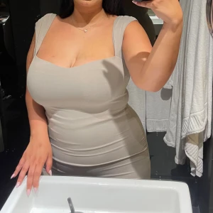 Grå maxiklänning - Endast använd en gång. Superfin grå maxiklänning. Köparen står för frakt. storlek L men passar nog M också.