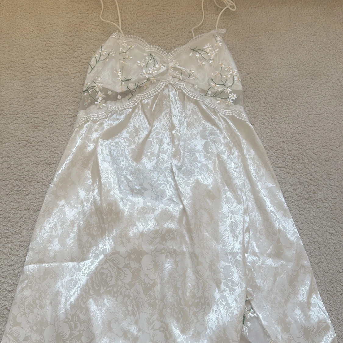 Vit blommig satin klänning med broderi - 1