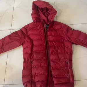 Equiline jacka - Röd equiline jacka i Stl 10/11 år.  Bra skick.