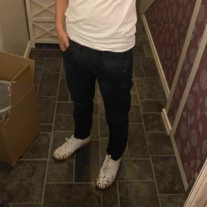 Svarta replay anbass jeans - Säljer nu dessa feta svarta replay anbass med mörkblå wash,jeansen är i bra skick eftersom de inte kommer till användning längre. Riktigt bra skick utan några defekter. Priset är ej hugget i sten!