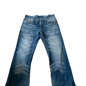 True religion‼️‼️‼️ - True religion jeans, med storlek W34 L30.                          Använda flitigt, knapparna är borta. 