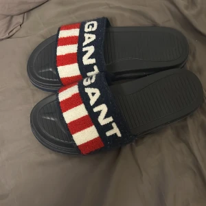 GANT tofflor med rödvita ränder - knappt använda och bara använda inomhus. Som nya, storlek 42