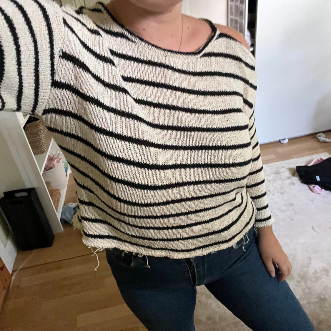 Randig stickad tröja med offshoulder - 2