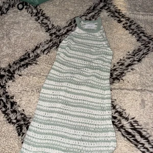 Vit/grön bikini cover up klänning - Vit/grön bikini cover up klänning. Bra skick. Storlek: xs