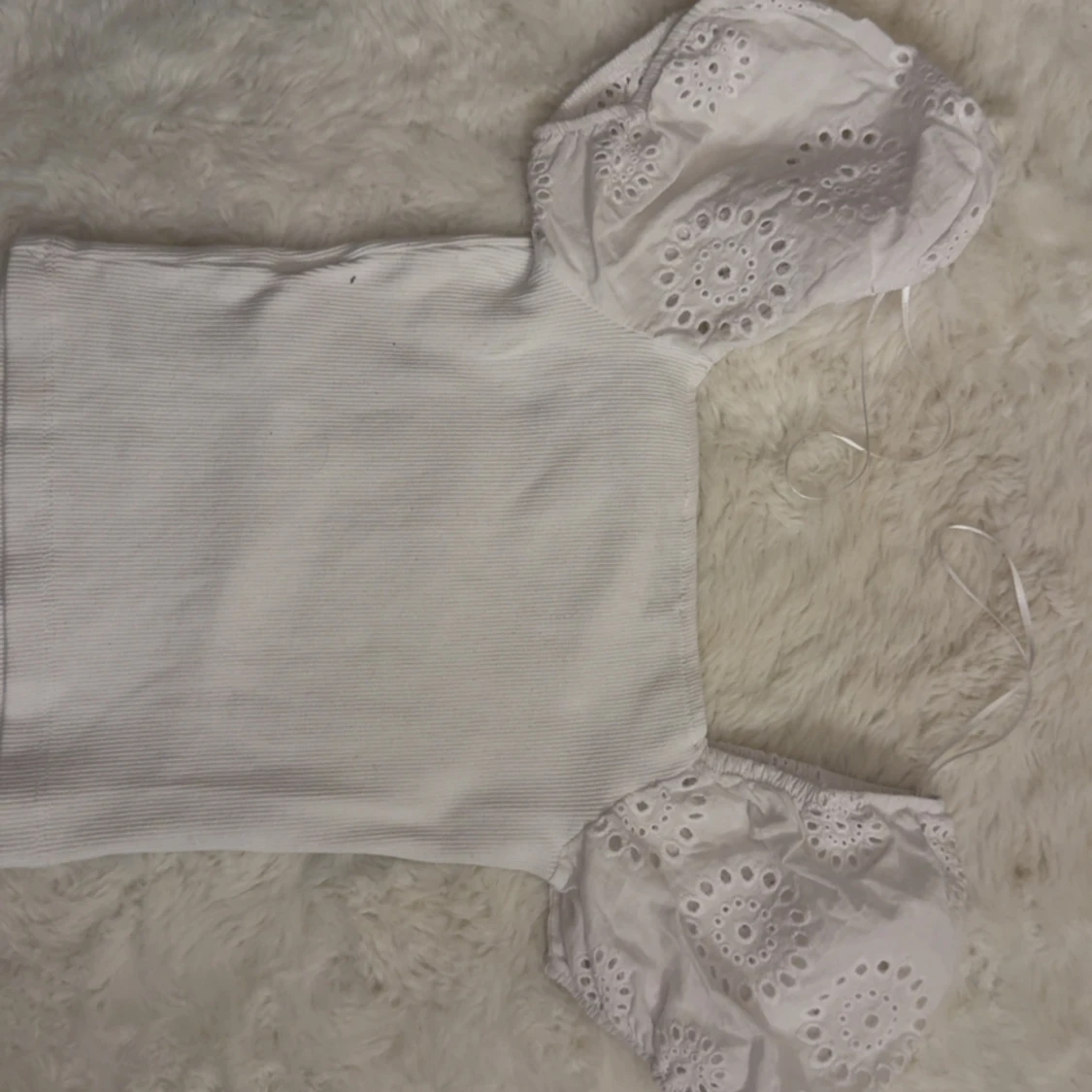 Vit topp med puffärmar och broderi - 1