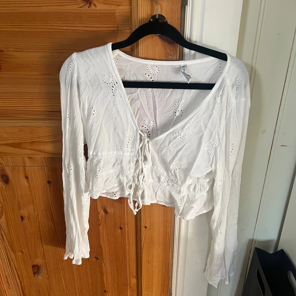 Vit blus med snörning och broderi