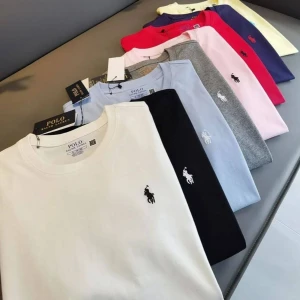 Klassisk t-shirt från Polo Ralph Lauren - Säljer en klassisk t-shirt från Polo Ralph Lauren med broderad logga på bröstet. Finns i flera färger som vit, svart, grå, blå, rosa, röd, gul och marinblå. T-shirten har rund halsringning och korta ärmar, tillverkad i mjuk bomull för en skön känsla.