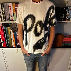Vit Polo Ralph Lauren t shirt - Riktigt fet t shirt från Ralph Lauren! Den är i princip nyskick; har inga tecken på användning! Modellen är 177, väger 60kg. Nypris omkring 1299kr, vårt pris endast 399kr! Priset kan även diskuteras vid snabb affär!