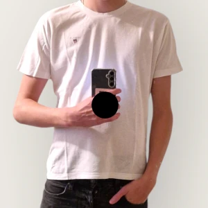 Vit t-shirt från GANT - Klassisk vit t-shirt från GANT med liten broderad logga på bröstet. T-shirten har rund halsringning och korta ärmar. Tillverkad i mjuk bomull som känns skön mot huden. Perfekt för en clean och enkel stil.