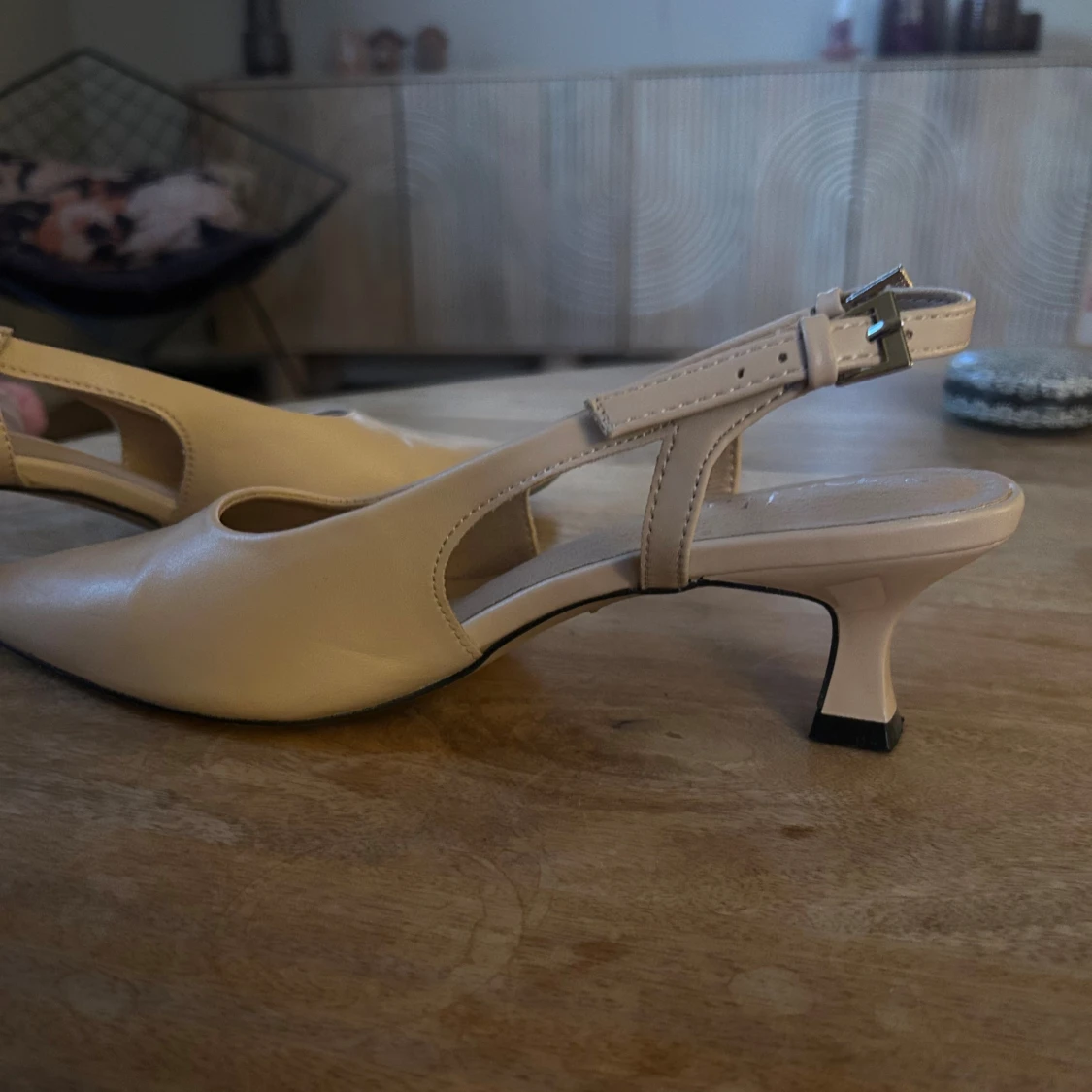 Beige pumps med låg klack från Duffy - 1