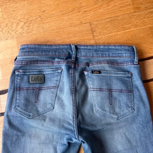 Blå bootcut jeans  - Snygga blå jeans från Lois med bootcut-modell🥰
