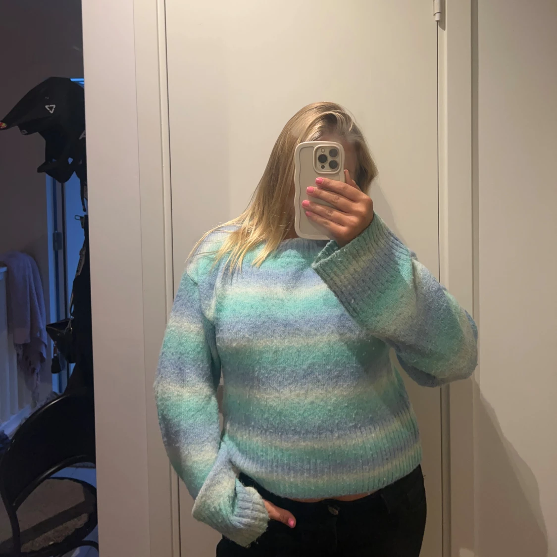 Färgglad stickad tröja