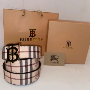 Burberry bälte med rutigt och svart mönster - Säljer ett Burberry bälte som är helt ny cognitive bästa kvalitet. Den går att ändra mellan två färger. Kommer med påse och box. Även verktyg för att byta storlek. Pris går att diskuteras.
