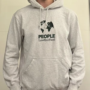 Hoodie H&M - Tröja som är i bra skick men längst ut på armarna så är det lite slitet men inget annat!