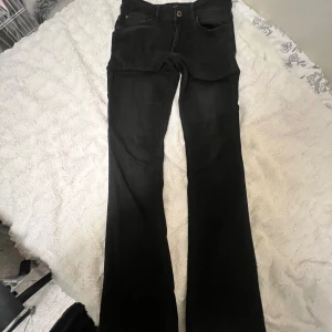 Only tall jeans  - Svarta bootcut jeans från only tall, mycket bra skick inga defekter. Jag är 178 lång och dom sitter perfekt på mig både i längden och i bootcuten. Säljer pga har för många jeans. 