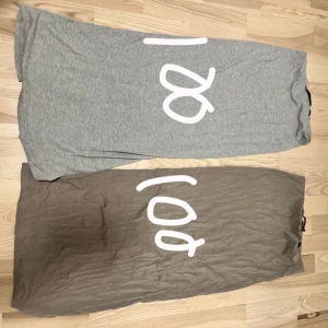 Kjolar - Kjolar som säljs. Båda är i storlek XS. Den gråa har slits bakom och inte den beiga. Om du köper båda kostar det 150kr!