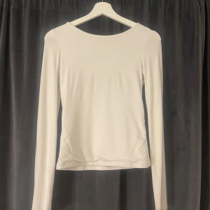 vit tröja öppen rygg - säljer denna super söta och fina tröjan från bakbok med öppen rygg, den är i super lyxigt och skönt material men har tyvärr en sminkfläck, den är dock på insidan och syns inte ALLS när den är på men pågrund av det går den ner i pris❣️❣️