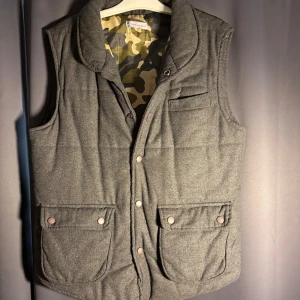 Grå väst - Tja, säljer en väst från märket neverbethesame. Skick 9/10, knappt använd. Storlek S. Nypris 2000, mitt pris 349 men kan diskuteras vid intresse. Hör av dig vid frågor o funderingar!