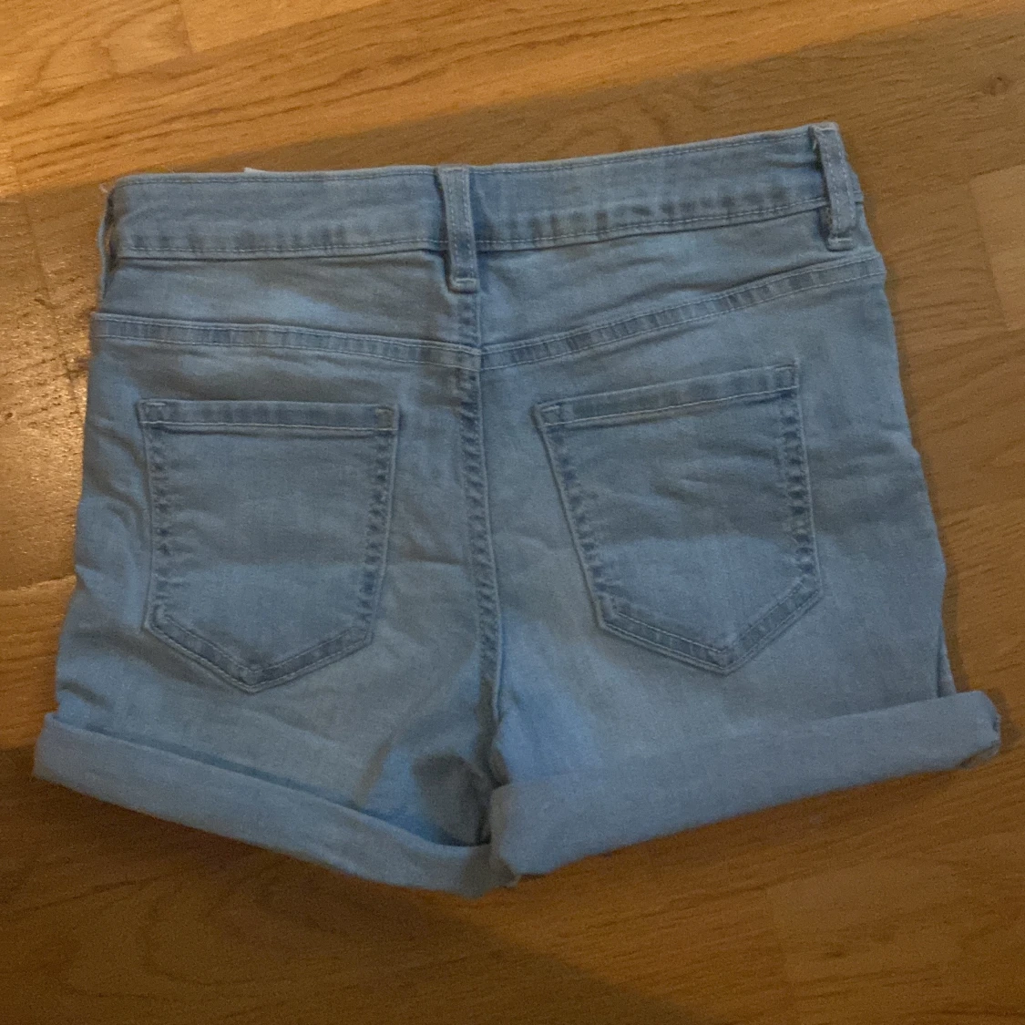 Ljusblå jeansshorts från Cubus  - 2