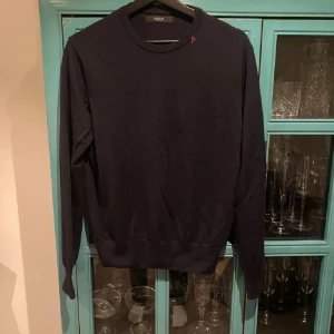 Svart tröja från Replay - En jättefin tröja från Replay! Tröjan är i jättefint skick och är varsamt använd🤩. Stl Medium.    Nypris 1800& mitt pris 249kr
