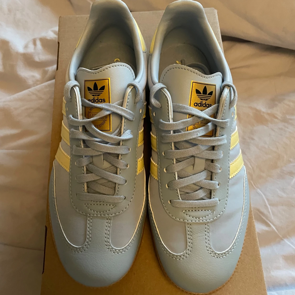 Adidas Samba ljusblå och gula sneakers