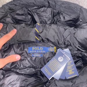 Svart pufferjacka Polo Ralph Lauren S - Svart pufferjacka Polo Ralph Lauren Storlek S. Säljer den eftersom den inte passar mig och inte kan lämna tillbaka den. Har du frågor så skriver du bara. Priset går att diskutera. Skriv för fler bilder